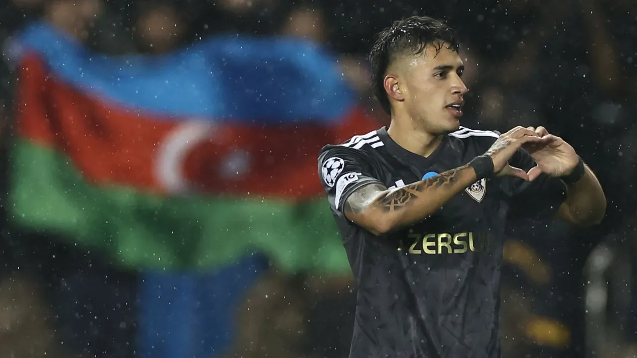 El delantero colombiano del Qarabag, Camilo Durán, celebra tras anotar el primer gol en la fase de liga de la UEFA Champions League contra Ajax en Bakú el 10 de diciembre de 2025.